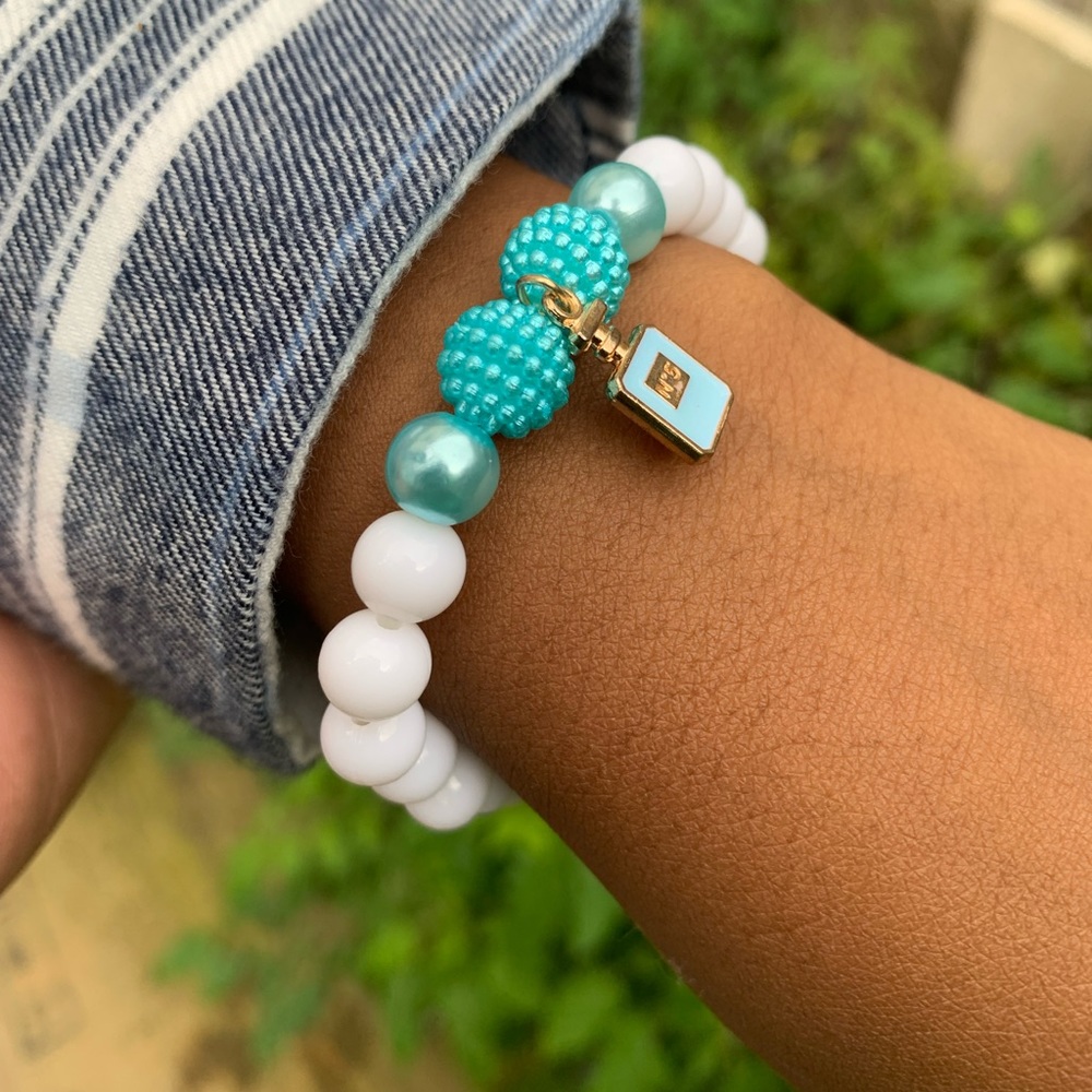 Stretched beaded bracelet with perfume charm
